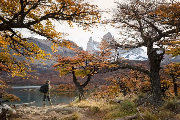 Turista cerca de Mount Fitz Roy, Patagonia, Argentina — Foto de Stock