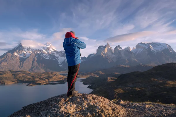 Fotógrafo en un parque nacional Torres del Paine, Patagonia, Chi — Foto de Stock