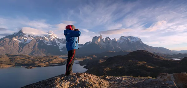 Fotografo in un parco nazionale Torres del Paine, Patagonia, Chi — Foto Stock