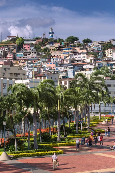 Guayaquil, Ecuador, februari - 2017. Veelkleurige huizen in de wijk Las Penas op de heuvel van St. Ana. — Stockfoto