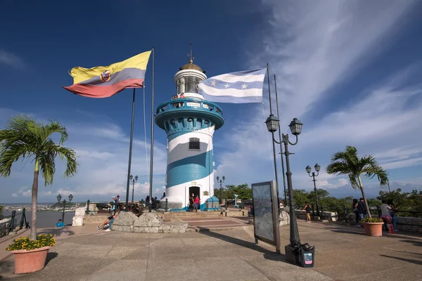 Guayaquil, Ecuador, februari - 2017. Lighthous de Las Penas district op de heuvel van St. Ana. Dit gebied was een gevaarlijke krottenwijk vóór, maar nu is het gebied van kunstenaars. Guayaquil, Ecuador, 11 februari, 2017 — Stockfoto