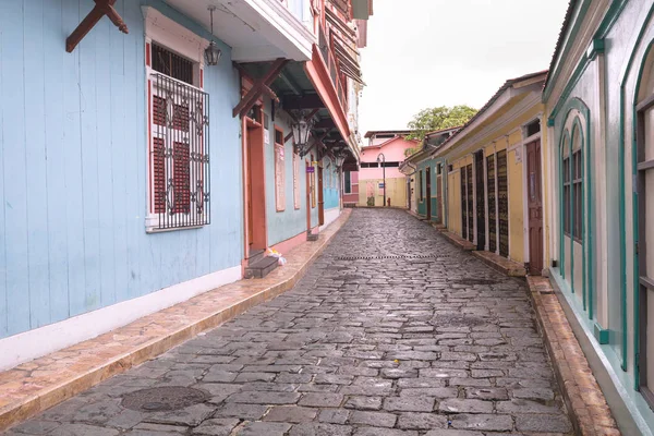 GUAYAQUIL, ECUADOR, FEBRERO 2017. Casas multicolores en el barrio de Las Penas en la colina de Santa Ana . —  Fotos de Stock