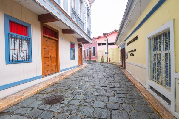 GUAYAQUIL, ECUADOR, FEBRUARY - 2017. Multicolored houses in the Las Penas district on the hill of St. Ana. — Stock Photo, Image