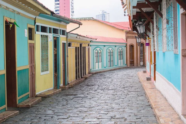 GUAYAQUIL, ECUADOR, FEVEREIRO - 2017. Casas multicoloridas no distrito de Las Penas, na colina de Santa Ana . — Fotografia de Stock