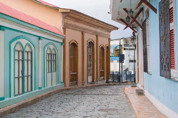 Guayaquil, Ekvádor, únor - 2017. Barevné domy ve čtvrti Las Penas na kopci svatého Ana. — Stock fotografie