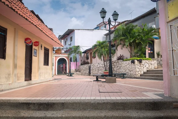 Guayaquil, Ecuador, februari - 2017. Mångfärgade hus i stadsdelen Las Penas på kullen av St. Ana. — Stockfoto