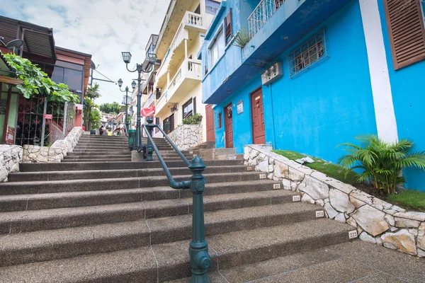 GUAYAQUIL, ECUADOR, FEBBRAIO 2017. Case multicolori nel quartiere Las Penas sulla collina di Sant'Ana . — Foto Stock