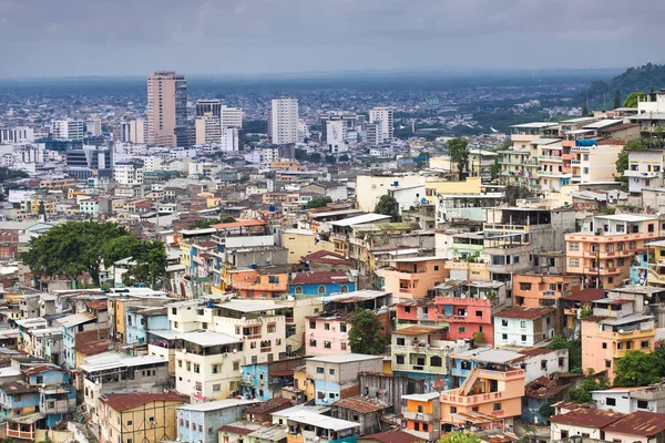 GUAYAQUIL, ECUADOR, FEBRERO 2017. Casas multicolores en el barrio de Las Penas en la colina de Santa Ana. Esta zona era un barrio precario peligroso antes, pero ahora es el área de los artistas. Guayaquil, Ecuador, 11 febrero, 2017 — Foto de Stock