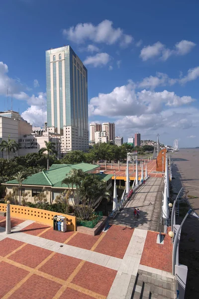 GUAYAQUIL, ECUADOR, FEVEREIRO - 2017. Vista do Malecon e do Rio Guayas em Guayaquil, Equador, 11 de fevereiro de 2017 — Fotografia de Stock