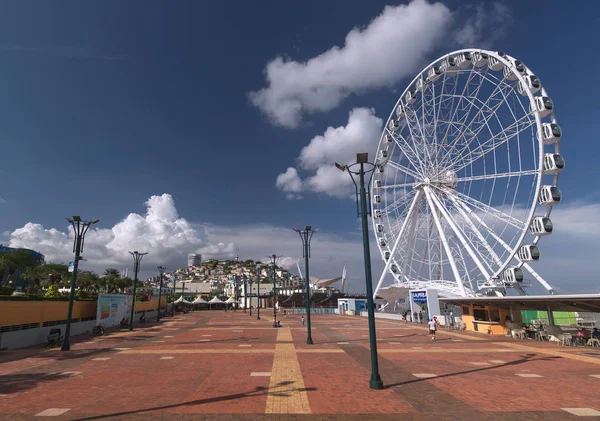 Guayaquil, Ekvádor, únor - 2017. Pohled na Malecon a řeka regionu Guayas v Guayaquil, Ekvádor, 11 únor 2017 — Stock fotografie