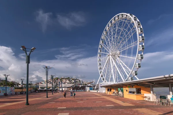 Guayaquil, Ekvádor, únor - 2017. Pohled na Malecon a řeka regionu Guayas v Guayaquil, Ekvádor, 11 únor 2017 — Stock fotografie