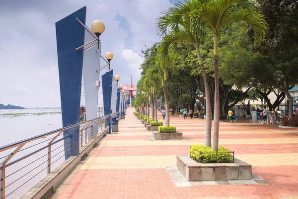 GUAYAQUIL, ECUADOR, FEBRERO 2017. Vista del Malecón y el Río Guayas en Guayaquil, Ecuador, 11 febrero, 2017 — Foto de Stock