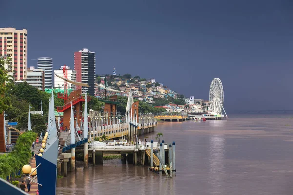 Guayaquil, Ekwador, luty - 2017. Zobacz Malecon i rzekę Guayas w Guayaquil, Ekwador, 11 luty 2017 — Zdjęcie stockowe