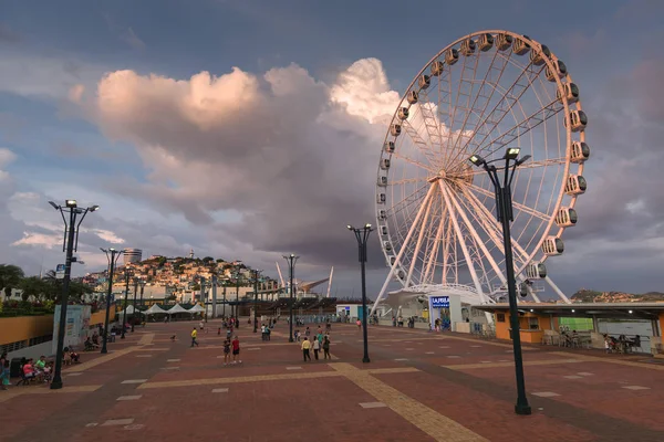 Guayaquil, Ekvádor, únor - 2017. Pohled na Malecon a řeka regionu Guayas v Guayaquil, Ekvádor, 11 únor 2017 — Stock fotografie