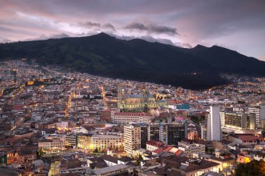 Quito, Ekvator gece görünümü