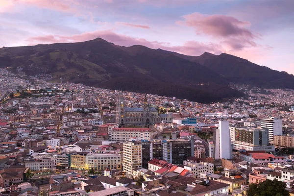 Noční pohled z destinace Quito, Ekvádor — Stock fotografie