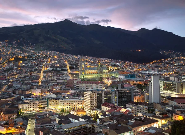 Nacht uitzicht van Quito, Ecuador — Stockfoto
