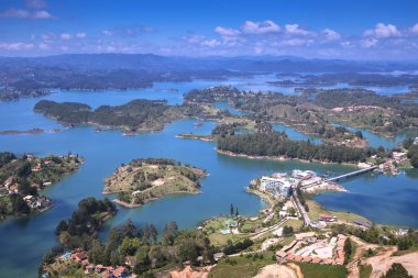 Rock El Penol şehir, Guatape, Antioquia görüntülemek 