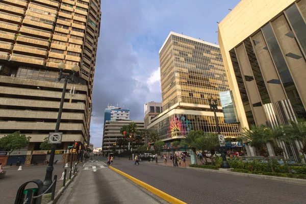 GUAYAQUIL, ECUADOR, 12 DE FEBRERO: Centro de la ciudad en la eveni — Foto de Stock