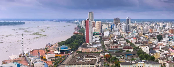 Blick auf den Malecon und den Guayas Fluss in Guayaquil, Ecuador — Stockfoto