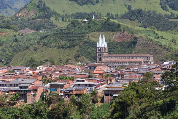 Вид колоніальний місто Jardin, Antoquia, Колумбія — стокове фото