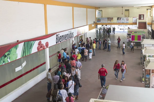 CARACAS, VENEZUELA - 14 DE ENERO DE 2018: Estantes de supermercados vacíos — Foto de Stock