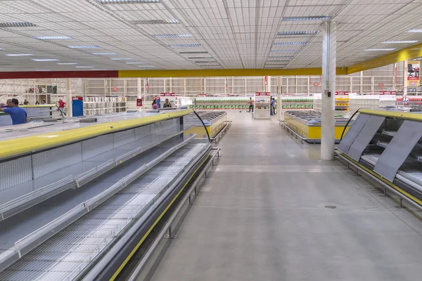 CARACAS, VENEZUELA - JANUARY 14, 2018: Empty supermarket shelves — Stock Photo, Image