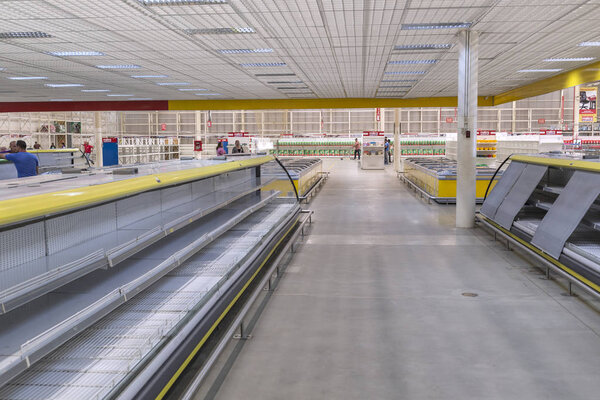 КАРАКАС, ВЕНЕЗУЭЛА - 14 ЯНВАРЯ 2018: Пустые полки супермаркета
