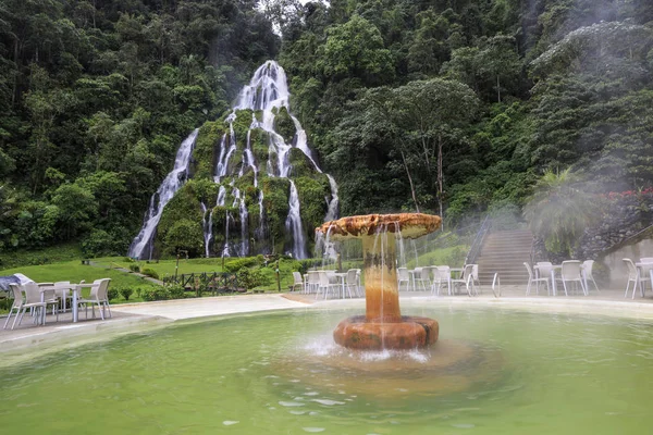 SANTA ROSA, PEREIRA, COLOMBIA, 15 NOVEMBRE 2017: Fonte termica — Foto Stock