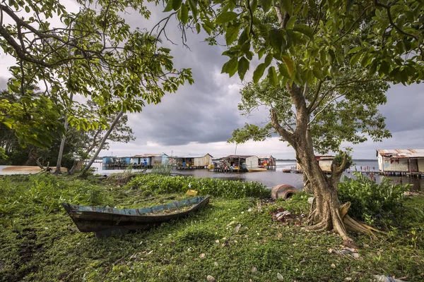 Casas sobre pilotes en el pueblo de Ologa, Lago Maracaibo, Venezu — Foto de Stock