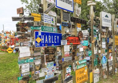 Watson Gölü, Yukon, Kanada - 20 Haziran 2017: Orman, oturum sonrası 