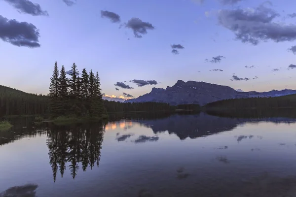Two Jack Lake, Banff National Park, Canadá — Foto de Stock