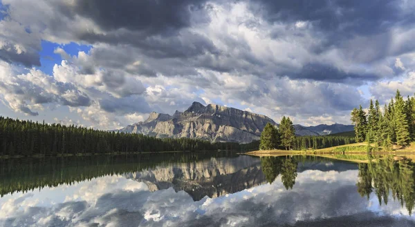 Due Jack Lake, Parco nazionale di Banff, Canada — Foto Stock
