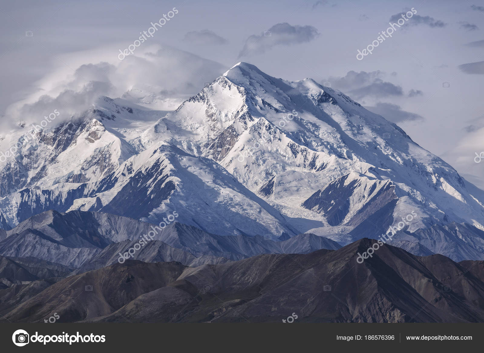 Denali (Mont McKinley) est le plus haut sommet de montagne en Amérique du  Nord image libre de droit par sunsinger © #186576396