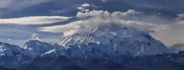 Денали (гора Маккинли) - самая высокая горная вершина в Северной Америке — стоковое фото