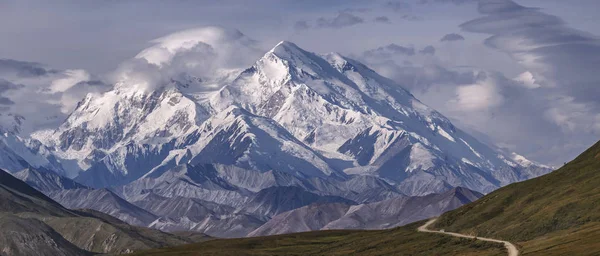 Денали (гора Маккинли) - самая высокая горная вершина в Северной Америке — стоковое фото