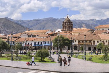 Cusco, Peru - 12 Aralık 2017: Eski binalar Plaza