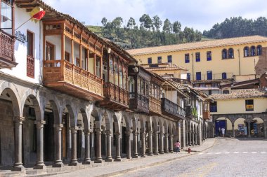 Cusco, Peru - 12 Aralık 2017: Eski binalar Plaza