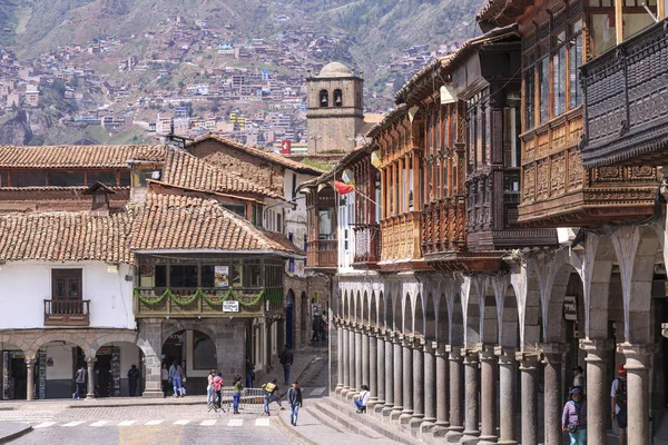 Cusco, Peru - 12 prosince 2017: Staré budovy na náměstí — Stock fotografie