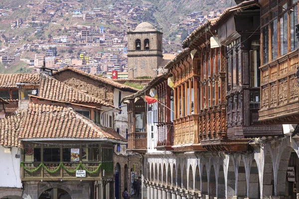 Cusco, Peru - 12 prosince 2017: Staré budovy na náměstí — Stock fotografie