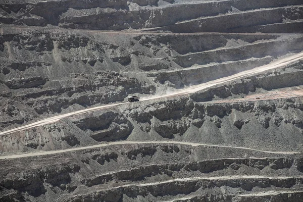 チュキカマタ、世界最大の露天掘り銅鉱山、カラマ、子ども — ストック写真