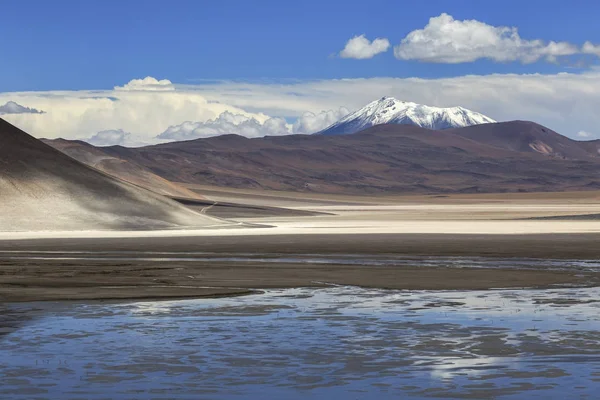Aguascalientes Kochsalzlösung, rote Steine (piedras rojas), Atacama, Chili — Stockfoto