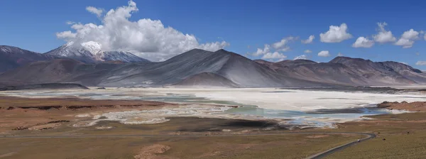 Aguascalientes Salino, Piedras Rojas, Atacama, Chil — Foto de Stock