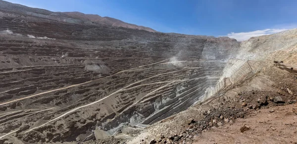 Na świecie największym odkrywki kopalni miedzi Chuquicamata, Calama, Chil — Zdjęcie stockowe