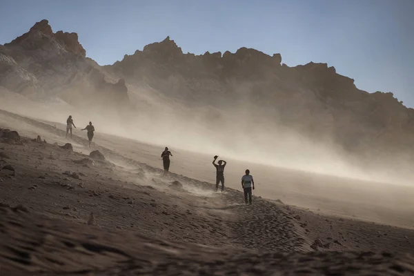Turistas en Valle de la Luna, Desierto de Atacama, Chile — Foto de Stock