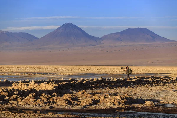 Photographe dans la vallée de la Lune (Valle de la Luna), Atacama Dese — Photo