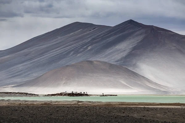 Aguascalientes Kochsalzlösung, rote Steine (piedras rojas), Atacama, Chili — Stockfoto