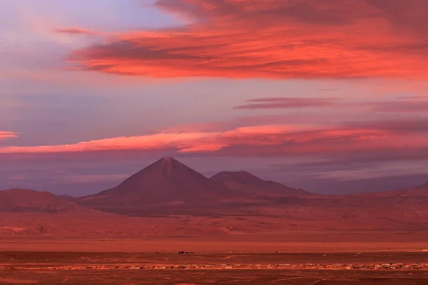 Вулкан Likankabur, пустеля Атакама, Чилі — стокове фото