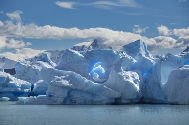 Buzdağları Lago Argentino gölünün Patagonia, Arjantin üzerinde