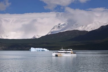 Buzdağları Lago Argentino gölünün Patagonia, Arjantin üzerinde